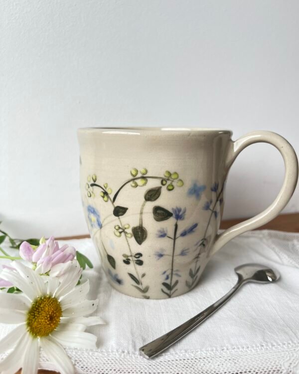Tasse artisanale en grès, décor fleuri, peinte à la main