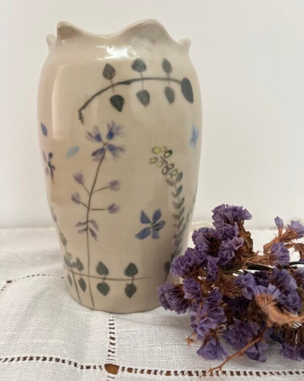 Vase artisanal en grès, décor fleuri, peint à la main