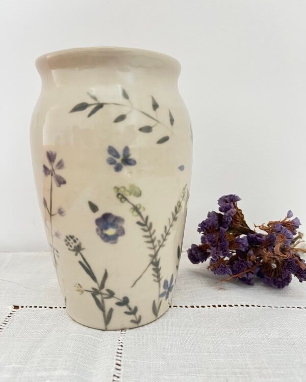 Vase artisanal en grès, décor fleuri, peint à la main