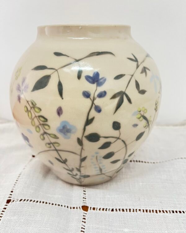 Vase boule artisanal en grès, décor fleuri, peint à la main