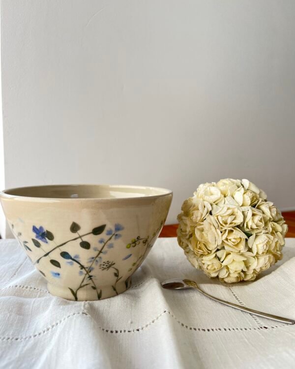 Bol artisanal en grès, décor fleuri, peint à la main