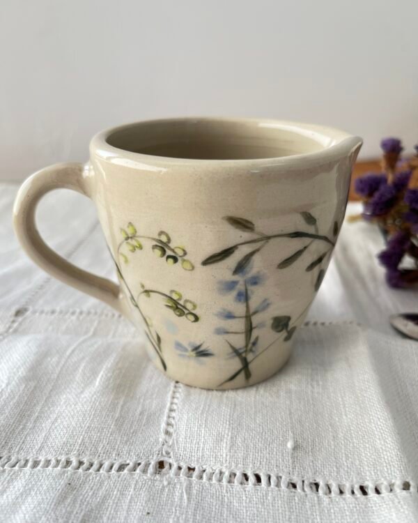 Petit pot à lait ou crème artisanal en grès, décor fleuri, peint à la main