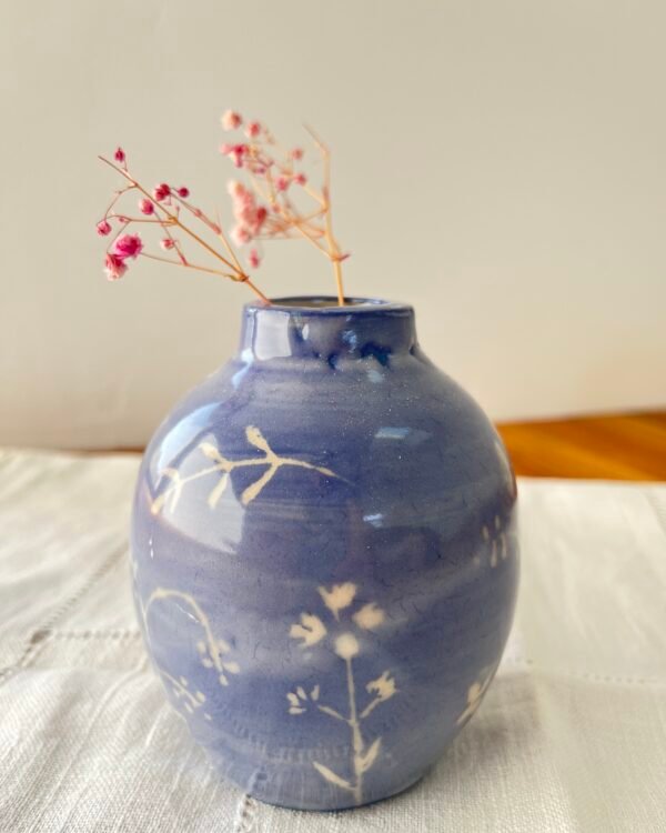 Vase artisanal en grès, décor sgrafitto bleu