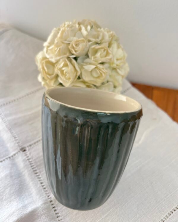 Tasse artisanale en grès peinte à la main, décor en cannelés